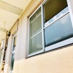 「かくまってほしい」朝、ベランダから窓をノックする音… 開けると隣人女性が　その直後、元カレが玄関ドアを叩き始め…壮絶修羅場エピソード