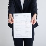 失礼すぎる面接官、「いるんだよね～、オタクみたいな人」と馬鹿にしまくり、履歴書を「ポイッ」と返してきて……