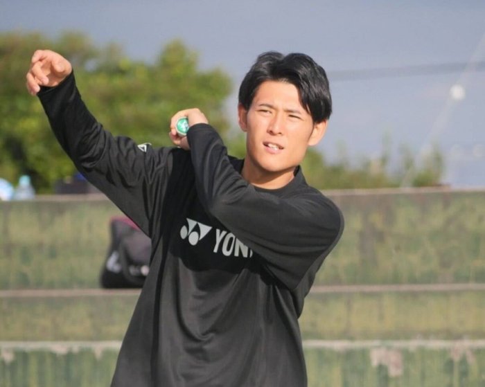 〇プロフィール〇

井上翔――いのうえ・しょう　1995年4月18日生まれ。千葉県柏市出身。プロのソフトテニスプレイヤー。テニス一家に生まれ幼少期より硬式テニスを習う。中学、高校とソフトテニス部、東海大学体育学部卒。大学卒業後人材紹介会社に入社。退社後ソフトテニスのコーチに。2024年4月プロ宣言。2025年「井上ソフトテニススクール」を千葉県市原市で開校。TikTok LIVEクリエイターとしても活躍中。【ソフトテニス実績】（高校）インターハイ予選、個人3位、団体2位　（大学）東インカレシングルス3位、インカレシングルスベスト16　（社会人）、千葉県選手権大会優勝、天皇杯出場、全日本クラブ選手権大会ベスト16）