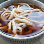 そんなことある!? うどんを注文したら「なぜか不味い。旨みが全く無い」　会計時に「ダシが入って無くてごめん」と事後報告された男性