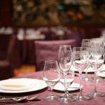 「日本茶と箸をよこせ」本格フレンチで怒鳴る高齢男性 → 困った店員が取った“伝説の対応”