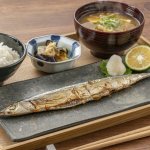 「普通の焼き魚定食なのに1800円」出張先で入った定食屋、無料だと思ったお茶も一杯500円でモヤモヤ