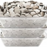 10万円を静かに受け取る勝者、500円の景品をトレイに叩きつける敗者　パチンコの景品交換所の小窓から見える「人間の器」