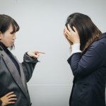 「ガキの使いじゃないんだから！」書類を届けただけでミスをなすりつけられた女性、上司に呆れて即退職