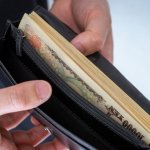 「年収が低い人ほどブランド自慢、車自慢」世帯年収2300万円の40代男性が語る、ご近所付き合いのリアル