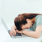 「残業ありきの仕事っておかしくない？」 1分の遅刻は目くじら立てるのに残業は“当然の義務”とする不条理に怒りの声