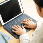 「うちの子、最近は学習系の動画で勉強しているので安心」と語る親の盲点、動画の分かりやすさが思考力を奪う罠